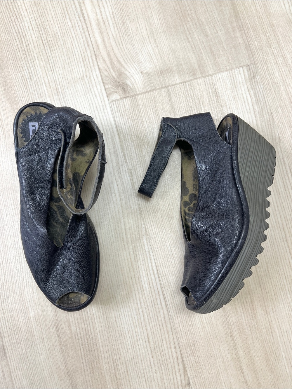 FLY LONDON Yala black leather peep toe wedge sandals / size 39 - Picture 3 of 7